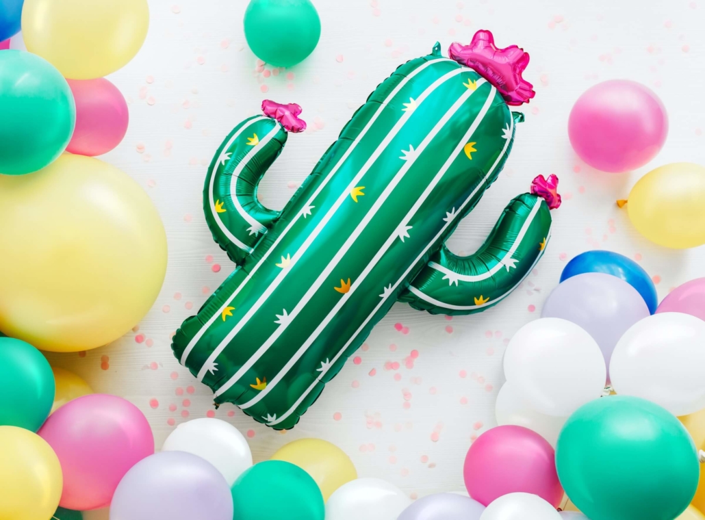 Bunte Luftballons und Kaktus Luftballon zur Pinkelparty